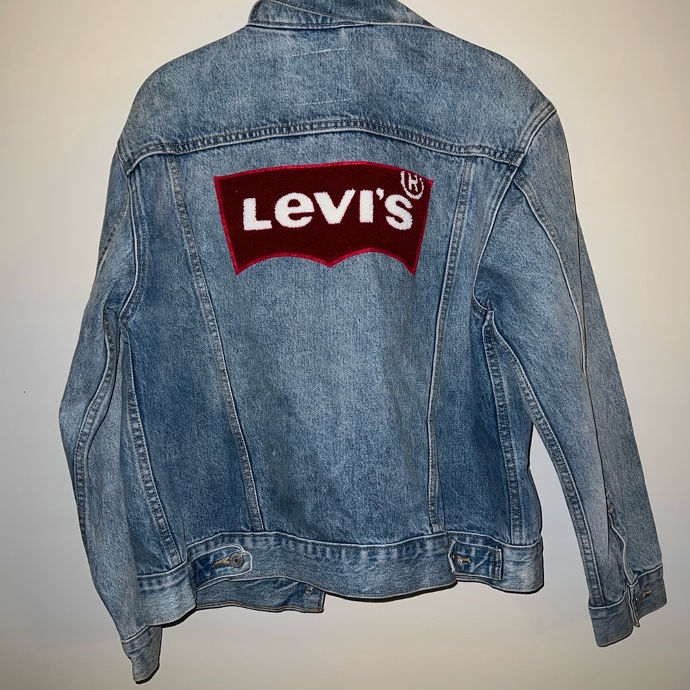 Brand new never worn Levi’s denim trucker jacket with Logo patch on back